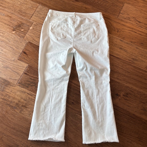Chico's Size 2 White Perfect Stretch Girlfriend Flare Ankle Jeans Womens Size 12 - Picture 10 of 17
